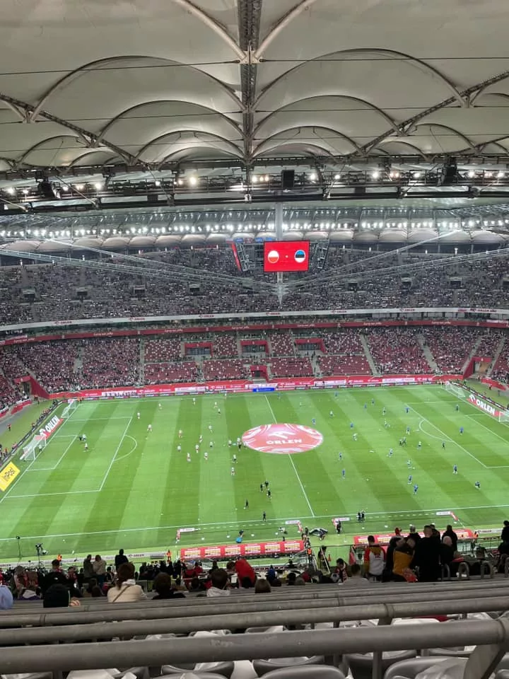 Gwiazda disco polo na meczu Polska - Estonia. Ojcowski wyjazd na mecz